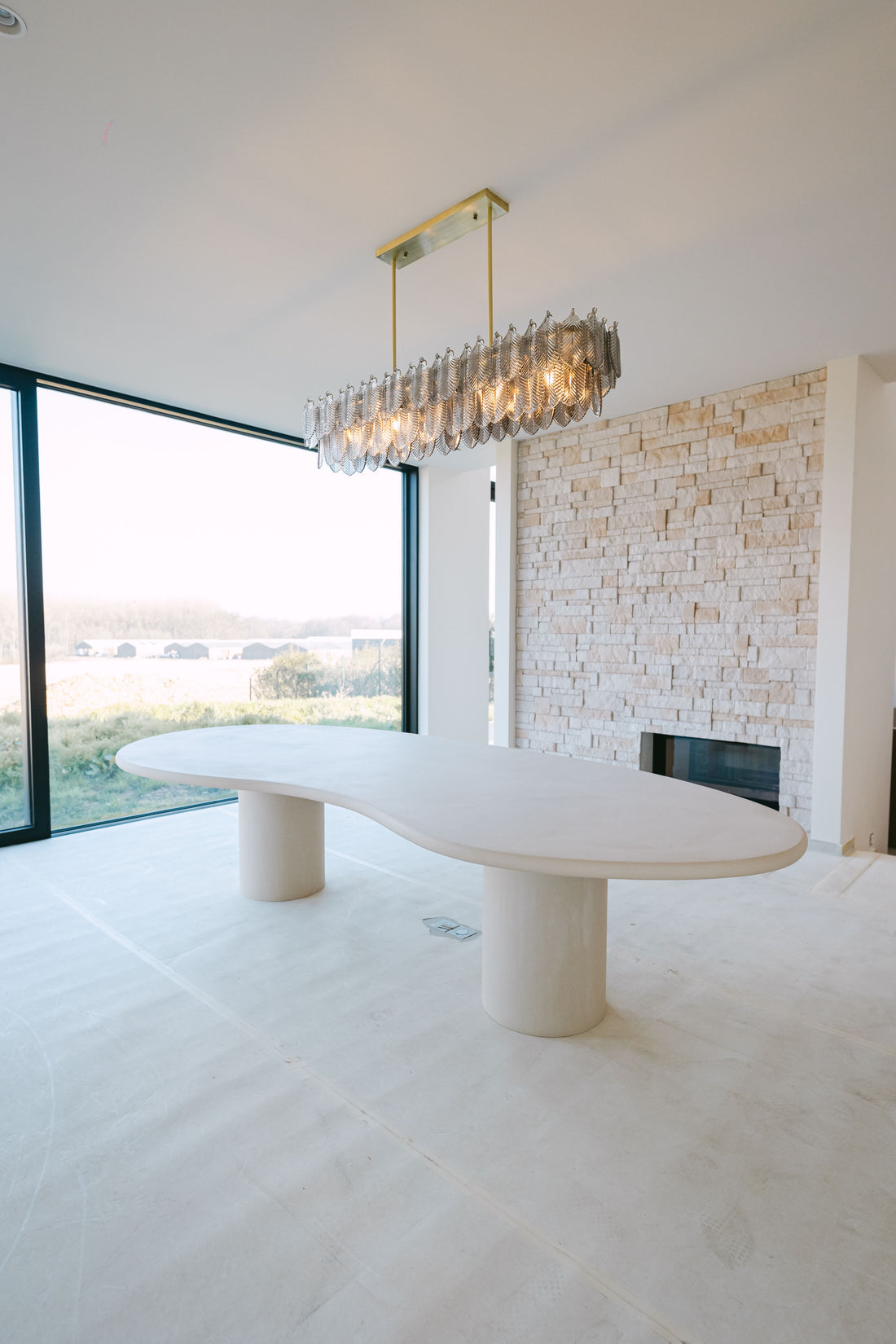 Table à manger en béton ciré : durabilité et design