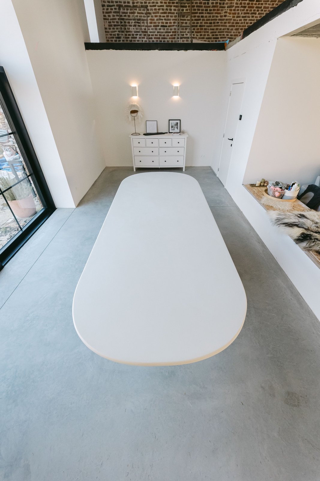 Table à manger en Mortex® de grande longueur dans un intérieur contemporain belge