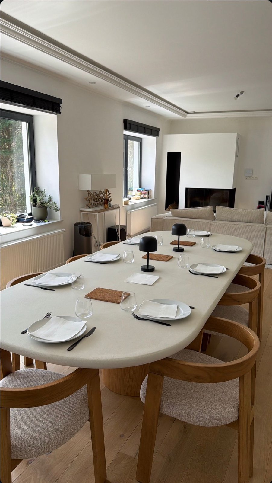 Table en Mortex® dressée pour un repas : la surface qui vit au quotidien
