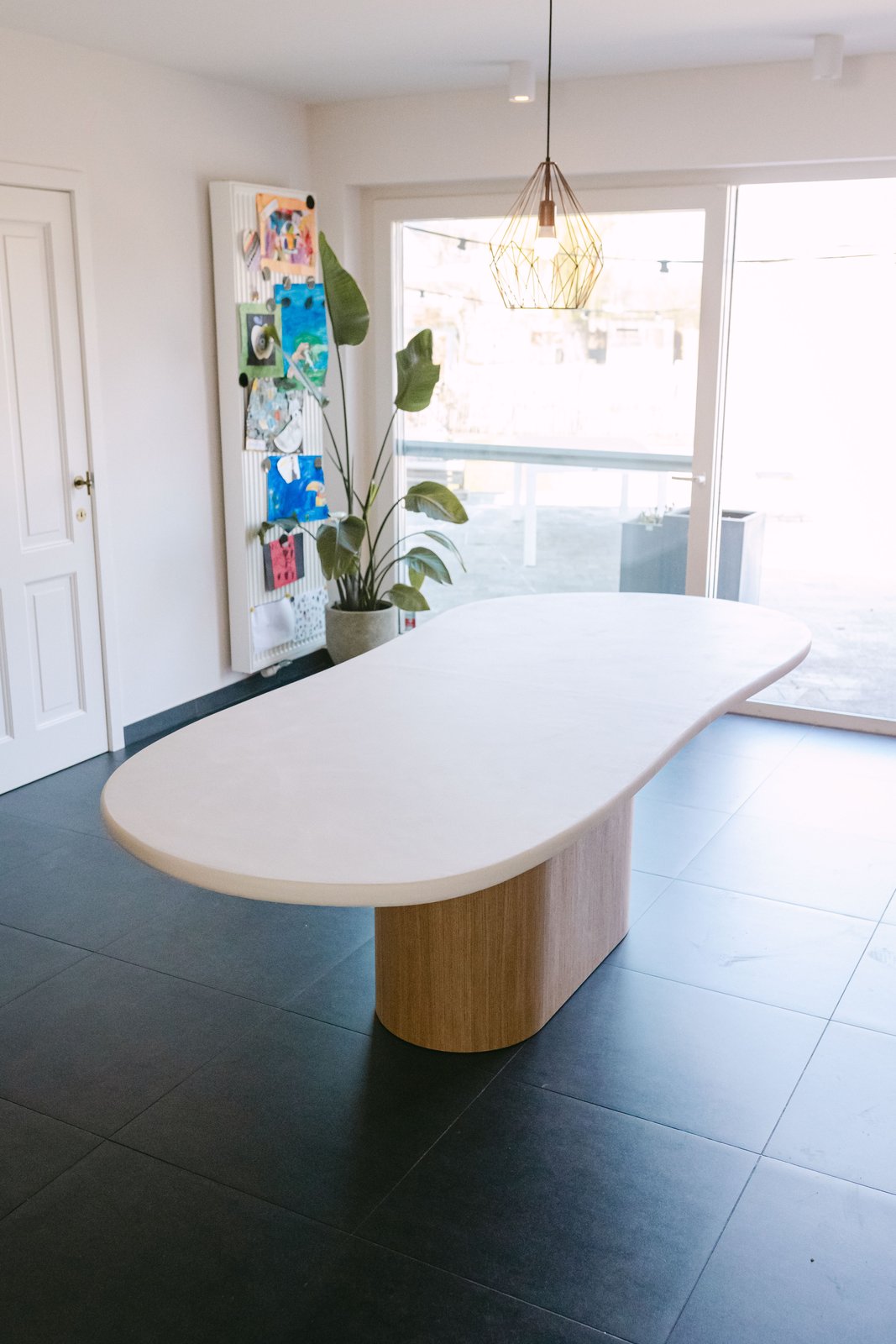 Table ovale en Mortex® sur mesure, façonnée aux dimensions de la pièce