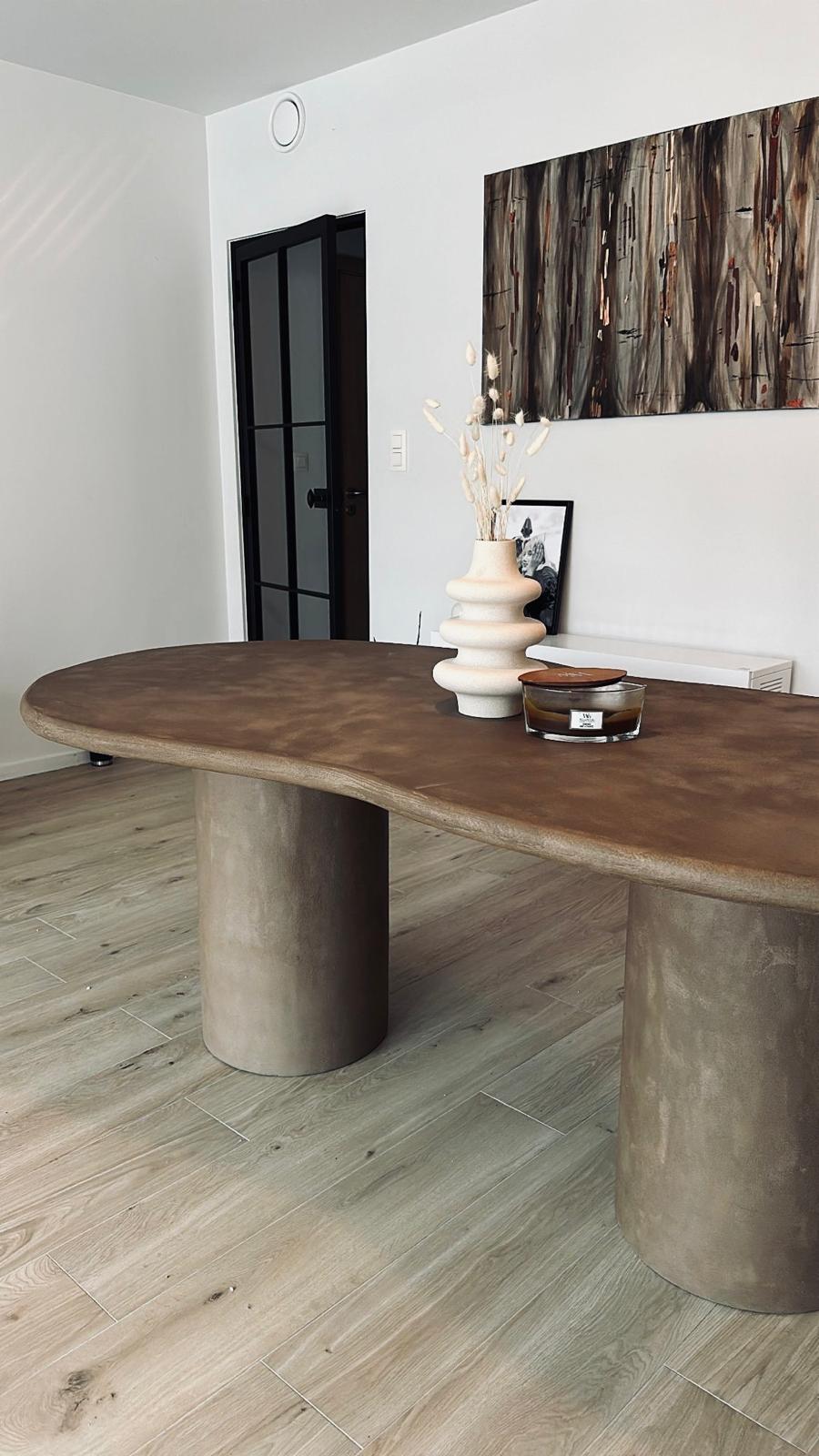 Artisan Nuage façonnant une table en Mortex® dans l'atelier belge