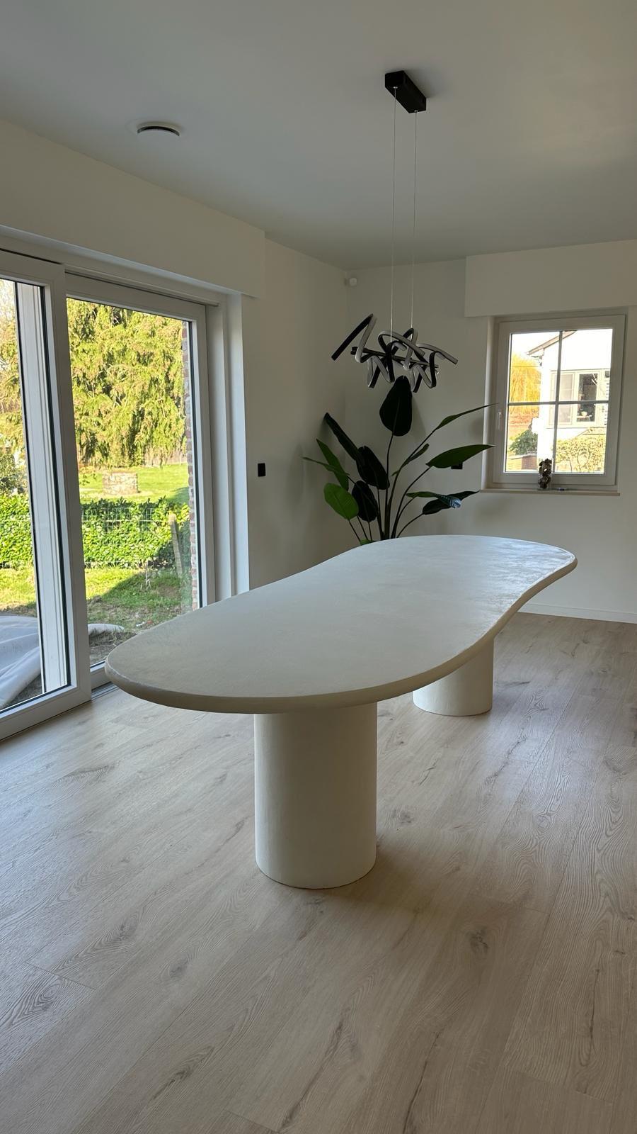 Détail de finition Mortex® — table artisanale Nuage fabriquée main en Belgique