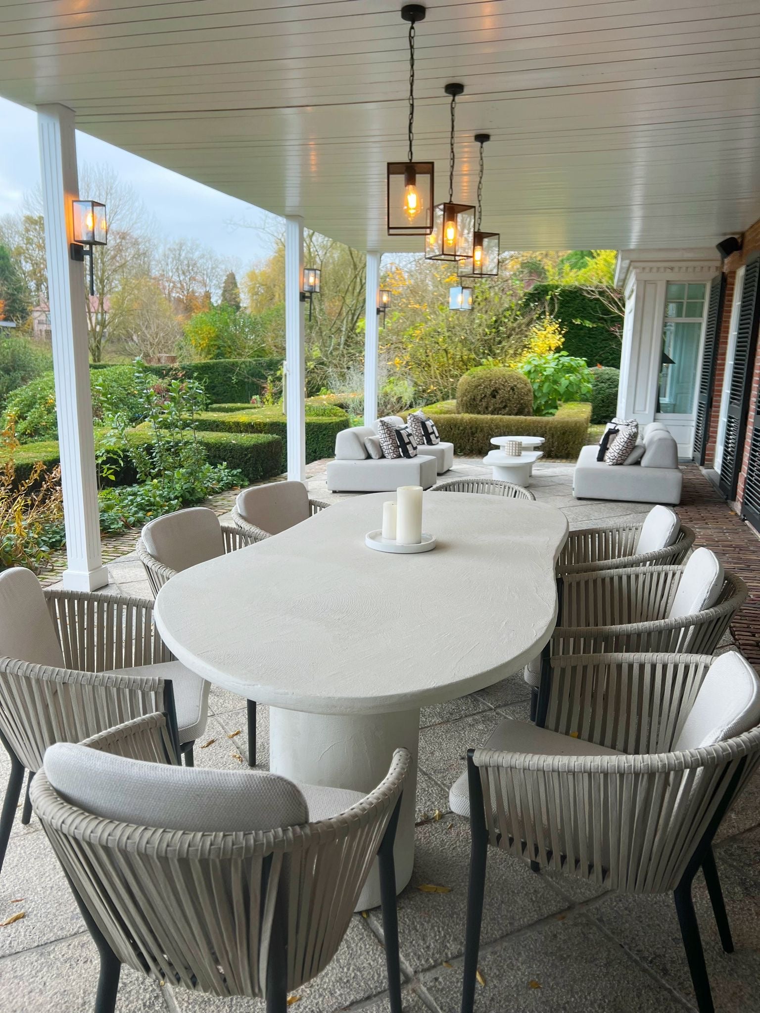 Table en Mortex® Nuage dans un intérieur contemporain