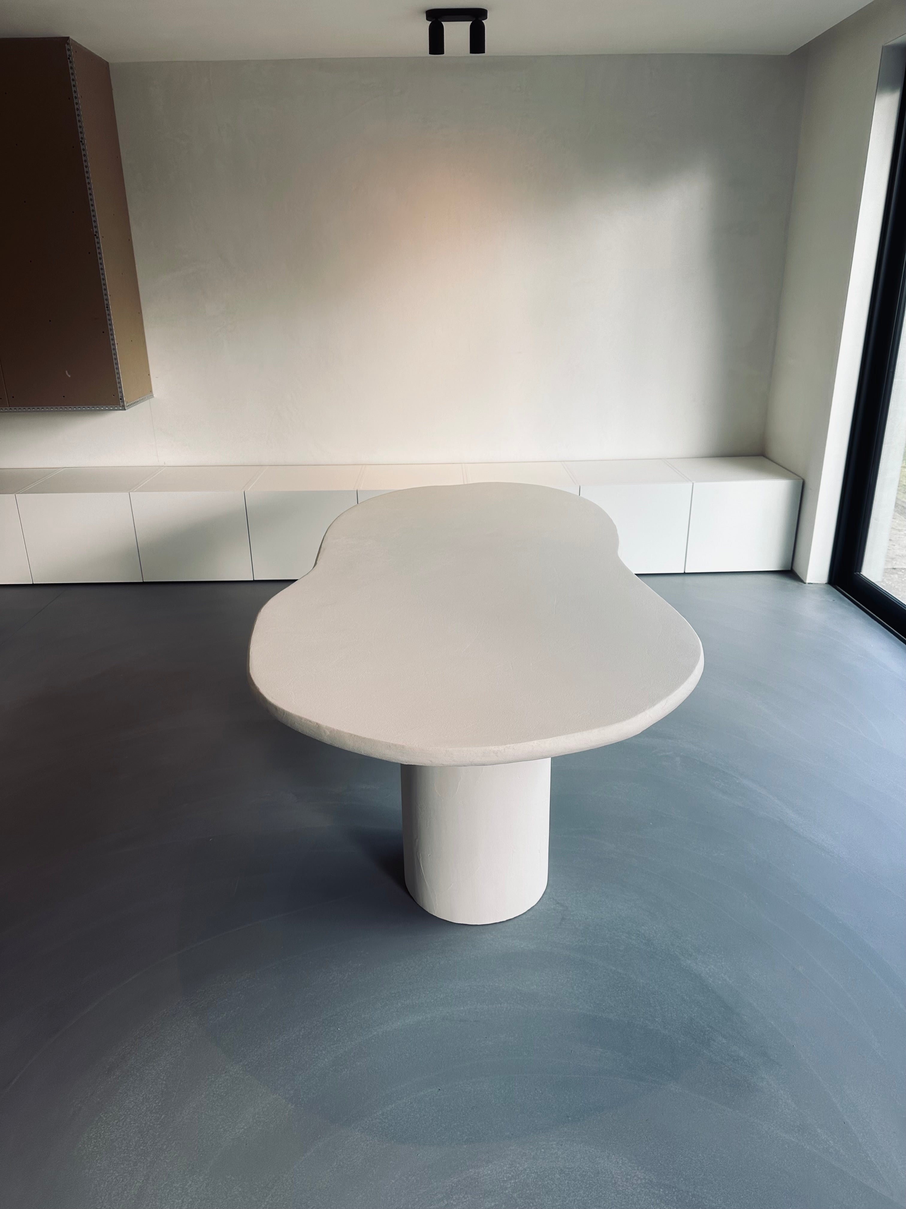 Table en Mortex® Nuage — savoir-faire artisanal belge