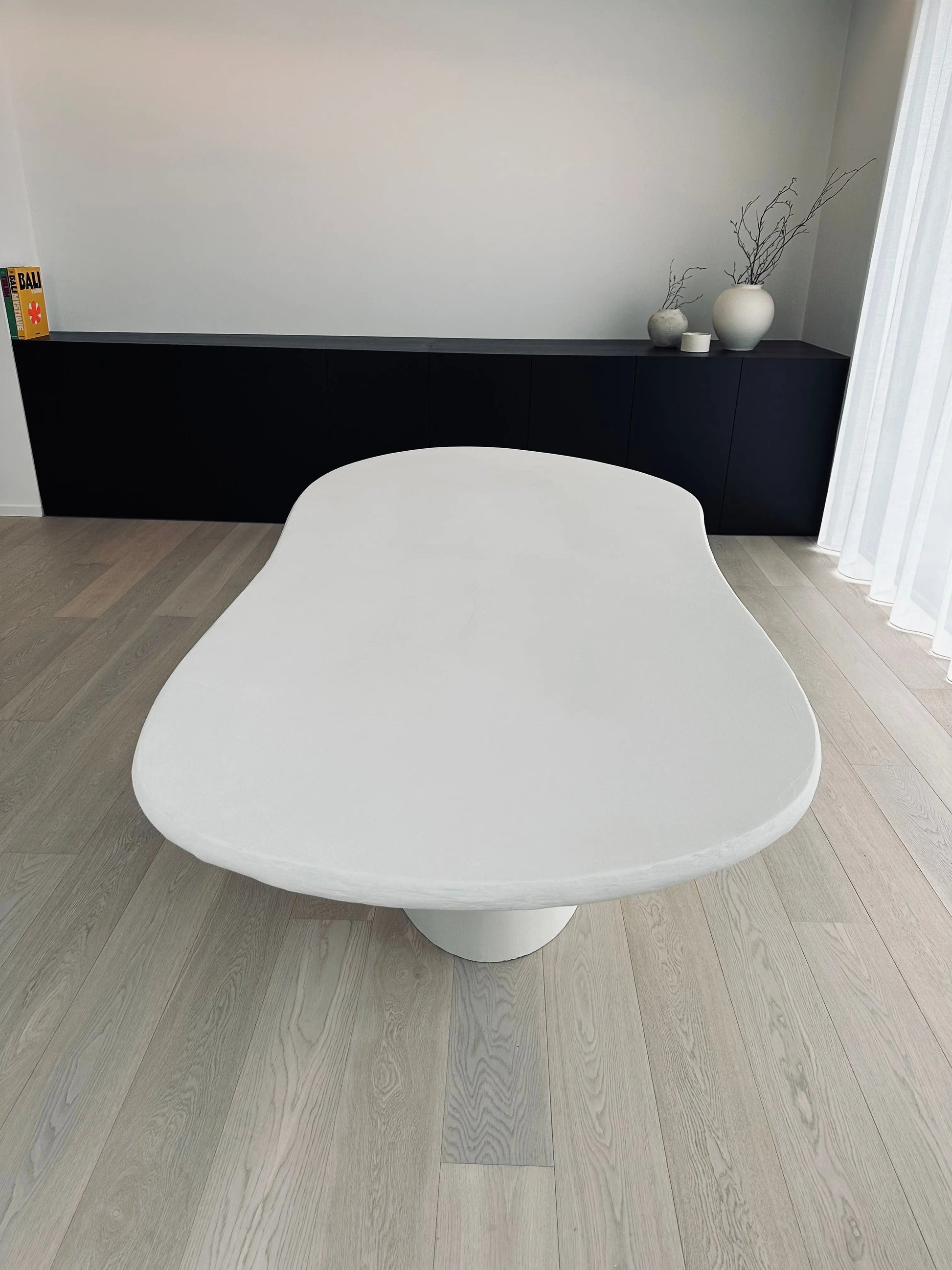 Gros plan finition Mortex® — table à manger Nuage pied central béton ciré